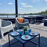 船屋 Houseboat At Mookerplas