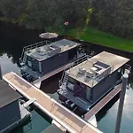 船屋 Houseboat At Mookerplas