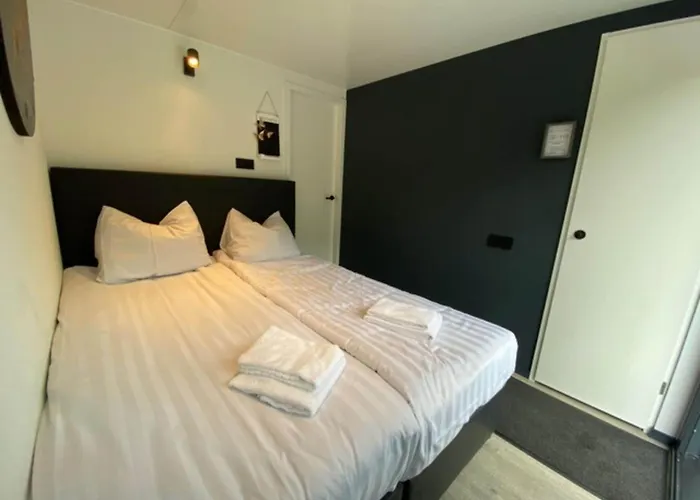 Houseboat At Mookerplas Tekne Middelaar